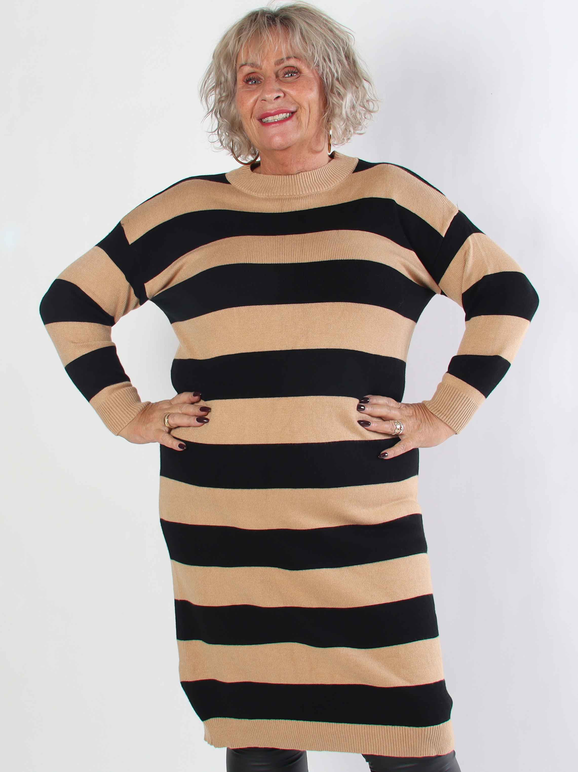 Alvilda - Lang blød plus size strikkjole med striber